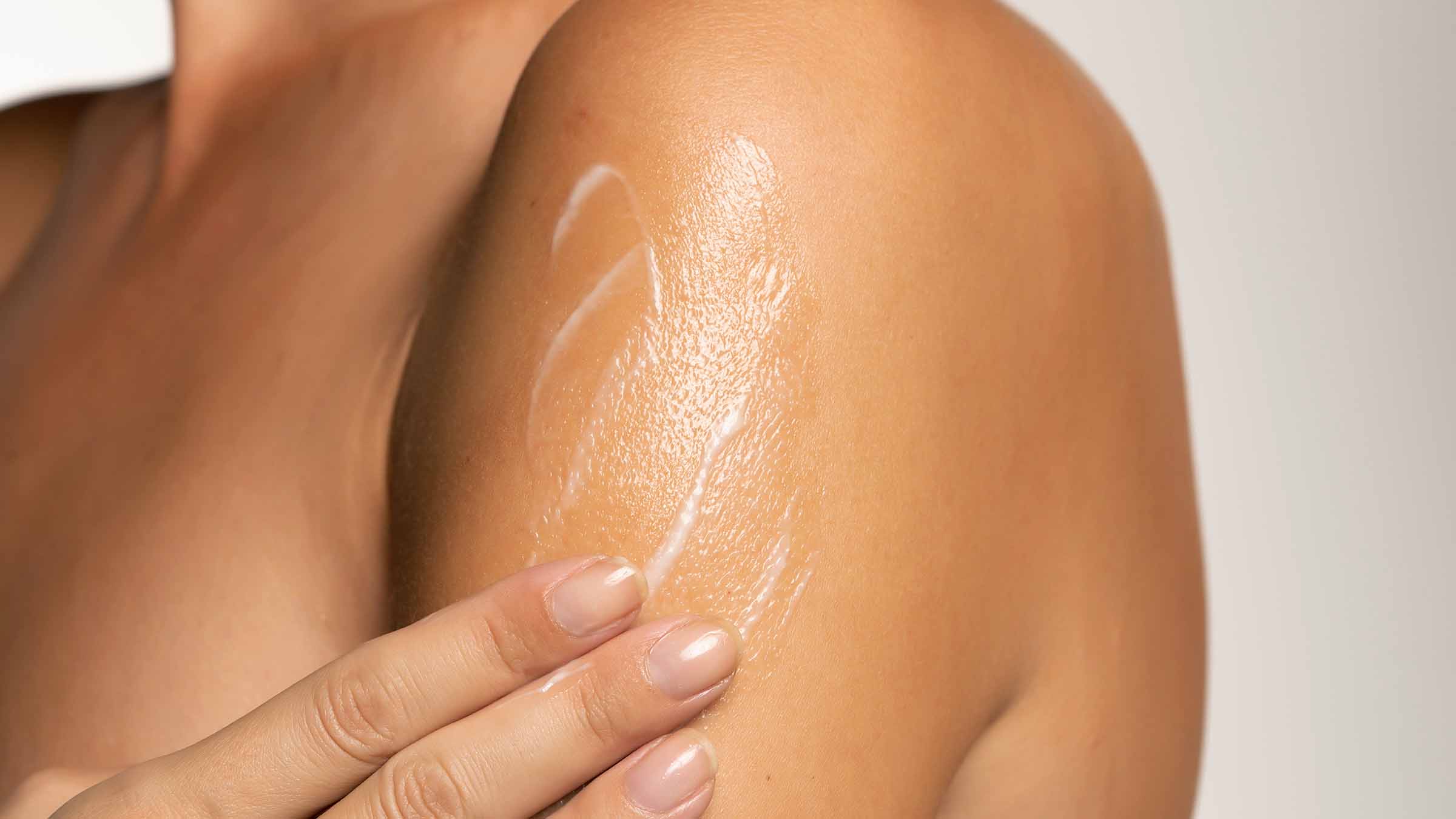 Boofootel Soopersmooth body serum has glycolic acid and lactic acid to exfoliate, hyaluronic acid to hydrate, vitamin c to fade pigmentation and niacinamide to soothe skin.