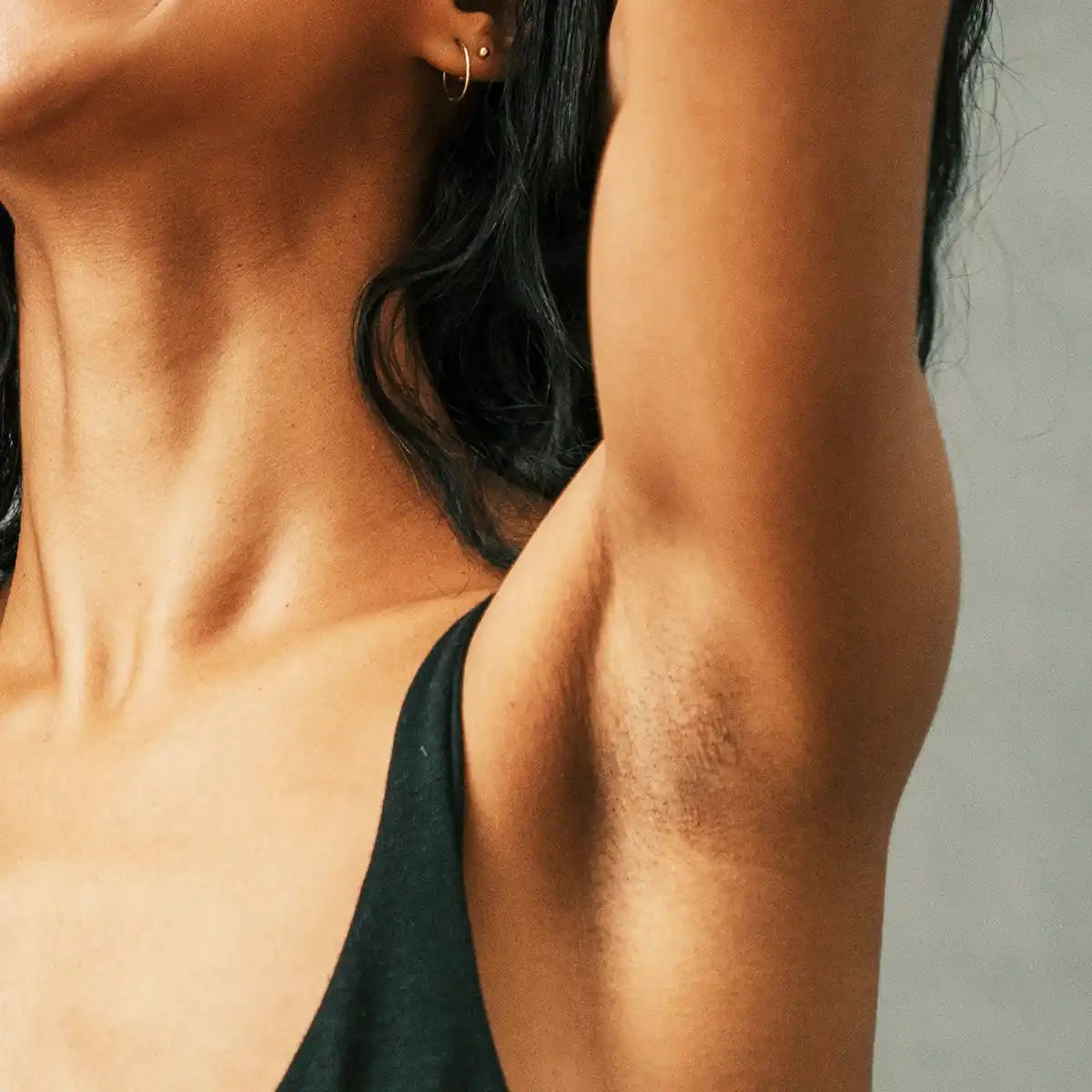 Uneven skin tone and dark underarms on Indian skin. Boofootel Soopersmooth body serum with Glycolic Acid, Lactic Acid, Vitamin C and Niacinamide helps brighten patchy skin and even skin tone while delivering weightless hydration.