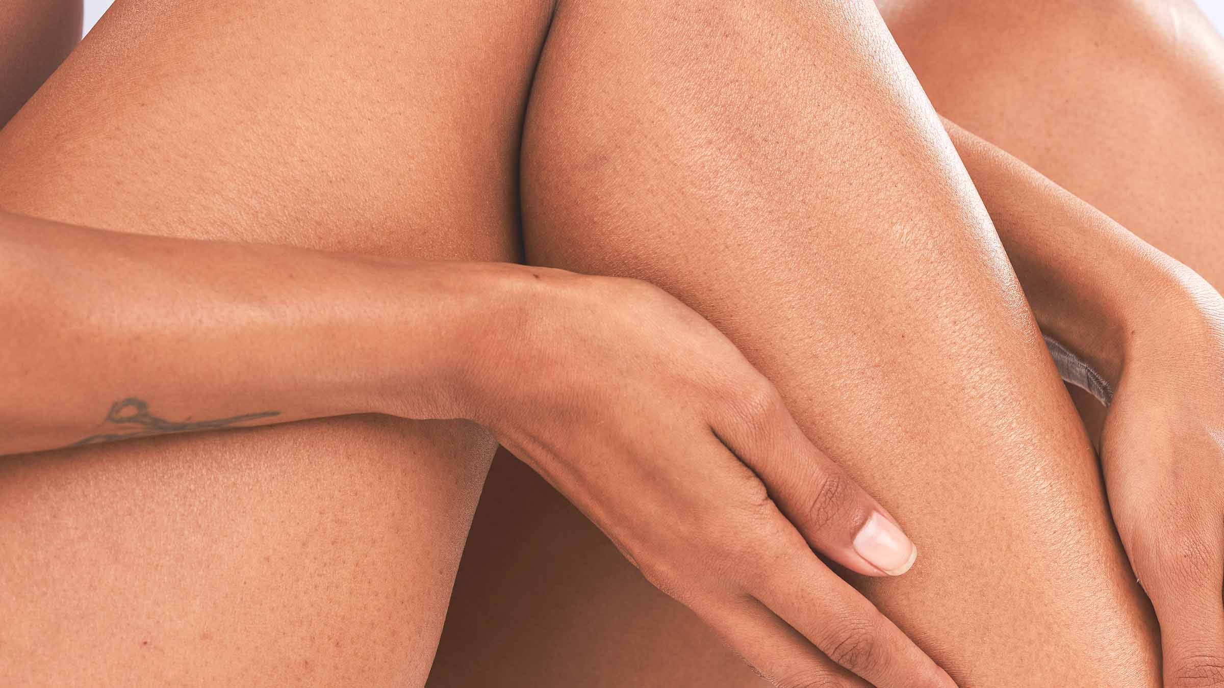 Boofootel Soopersmooth contains glycolic acid and lactic acid to treat strawberry skin. 